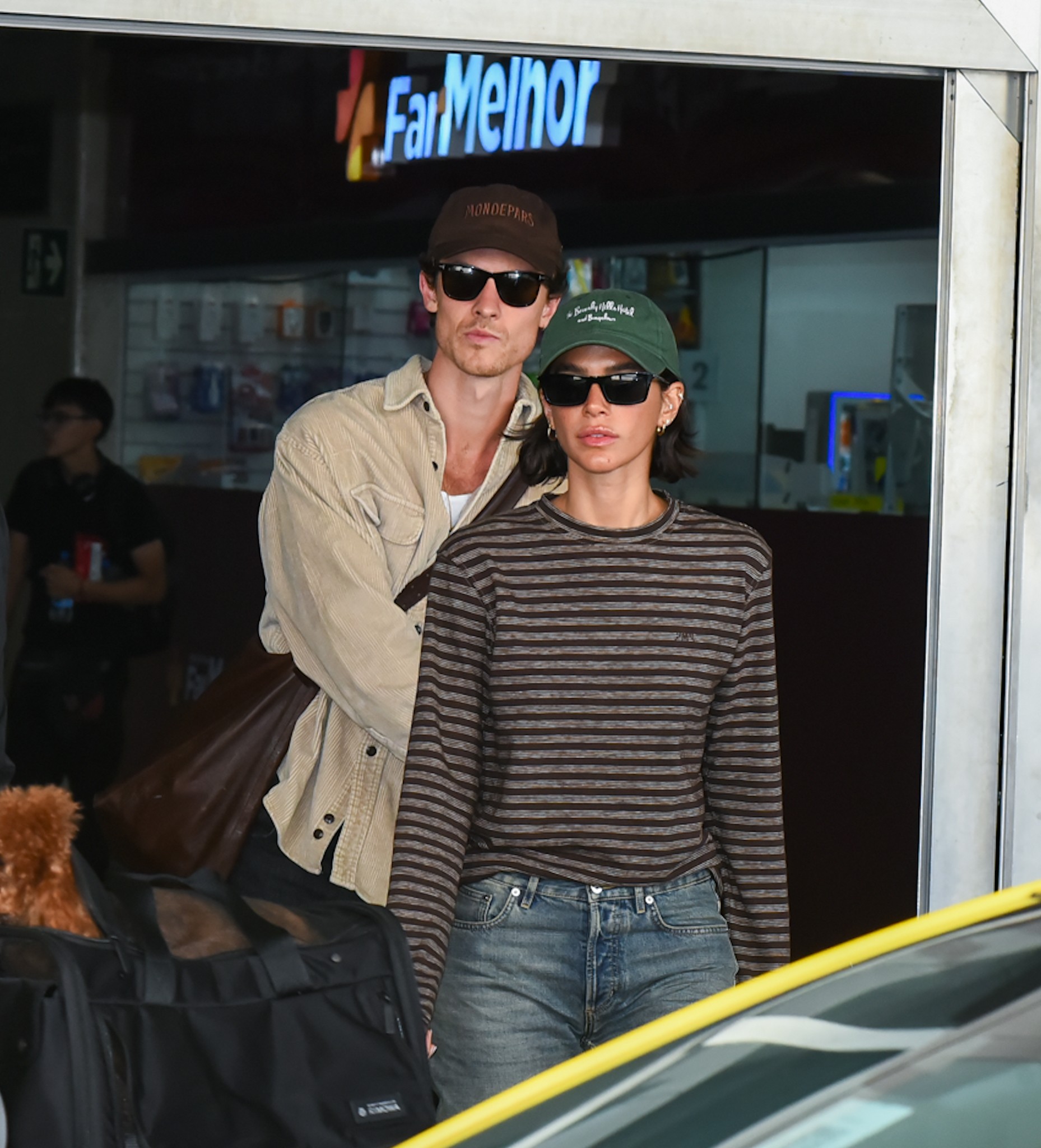 De mãos dadas, Bruna Marquezine e Shawn Mendes desembarcam em aeroporto, no Rio