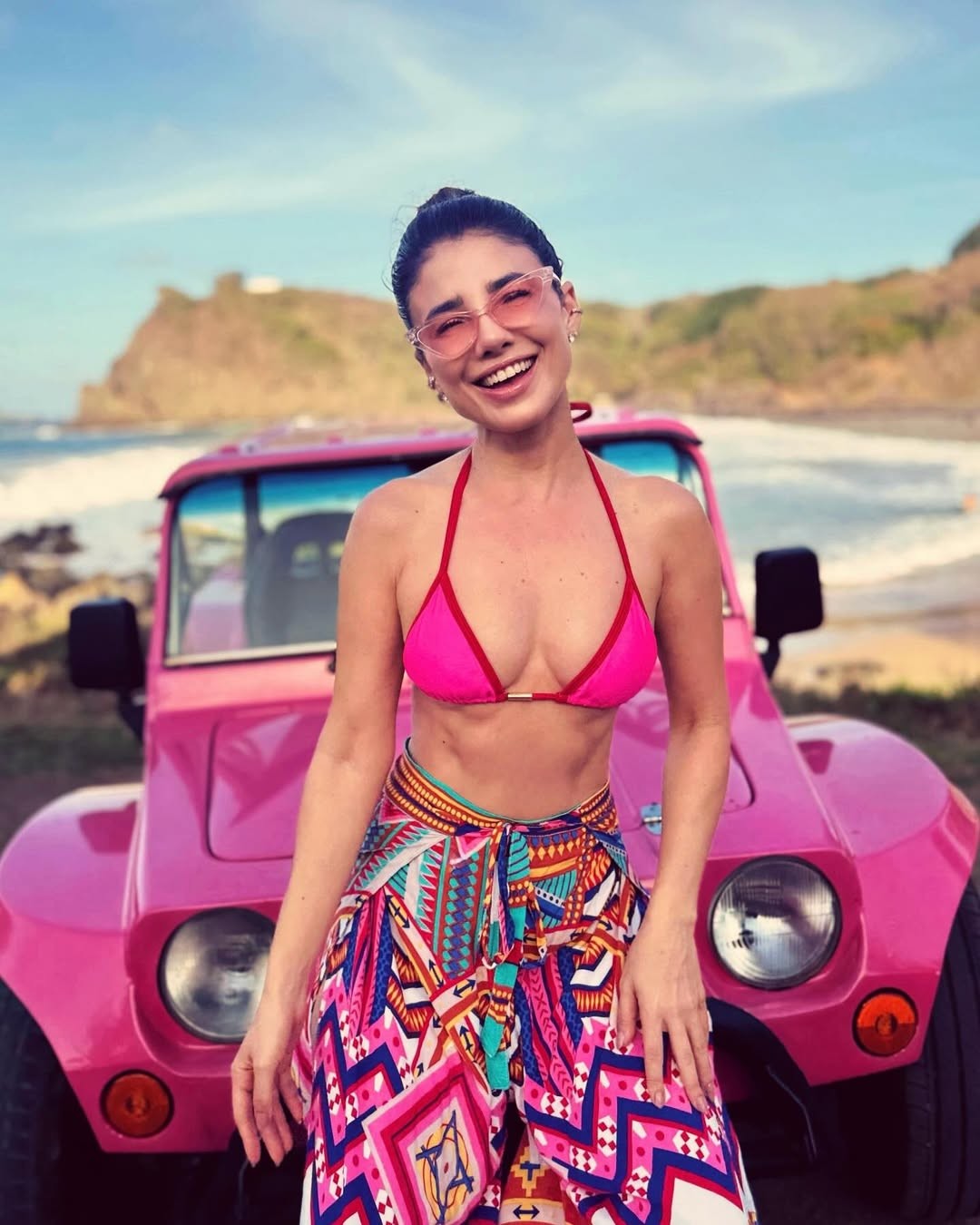 Paula Fernandes rouba a cena com biquíni rosa e ganha apelido: 'Penélope Charmosa'