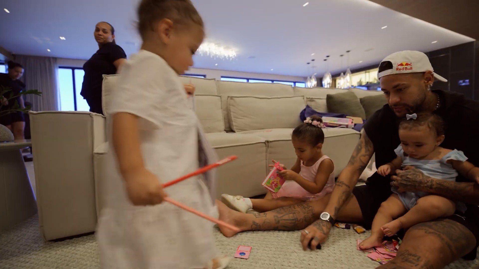 Neymar detalha rotina com as 3 filhas em mansão de R$ 50 milhões: 'Ser pai de menina sempre foi meu sonho'