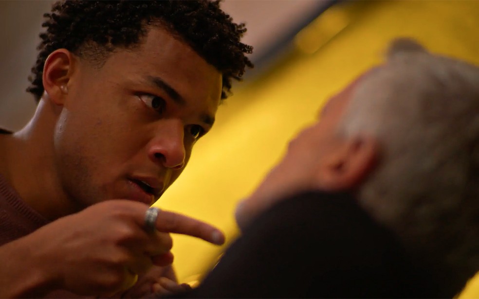 Samuel dá soco na cara de Jaques em Dona de Mim — Foto: Globo