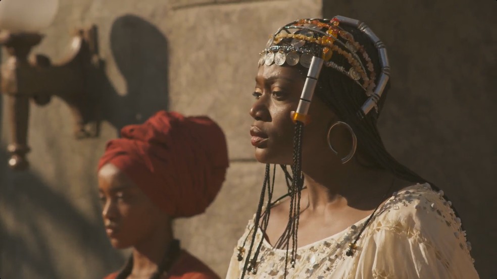 Binta irá queimar roupas que pertenciam a Alika — Foto: Reprodução/TV Globo