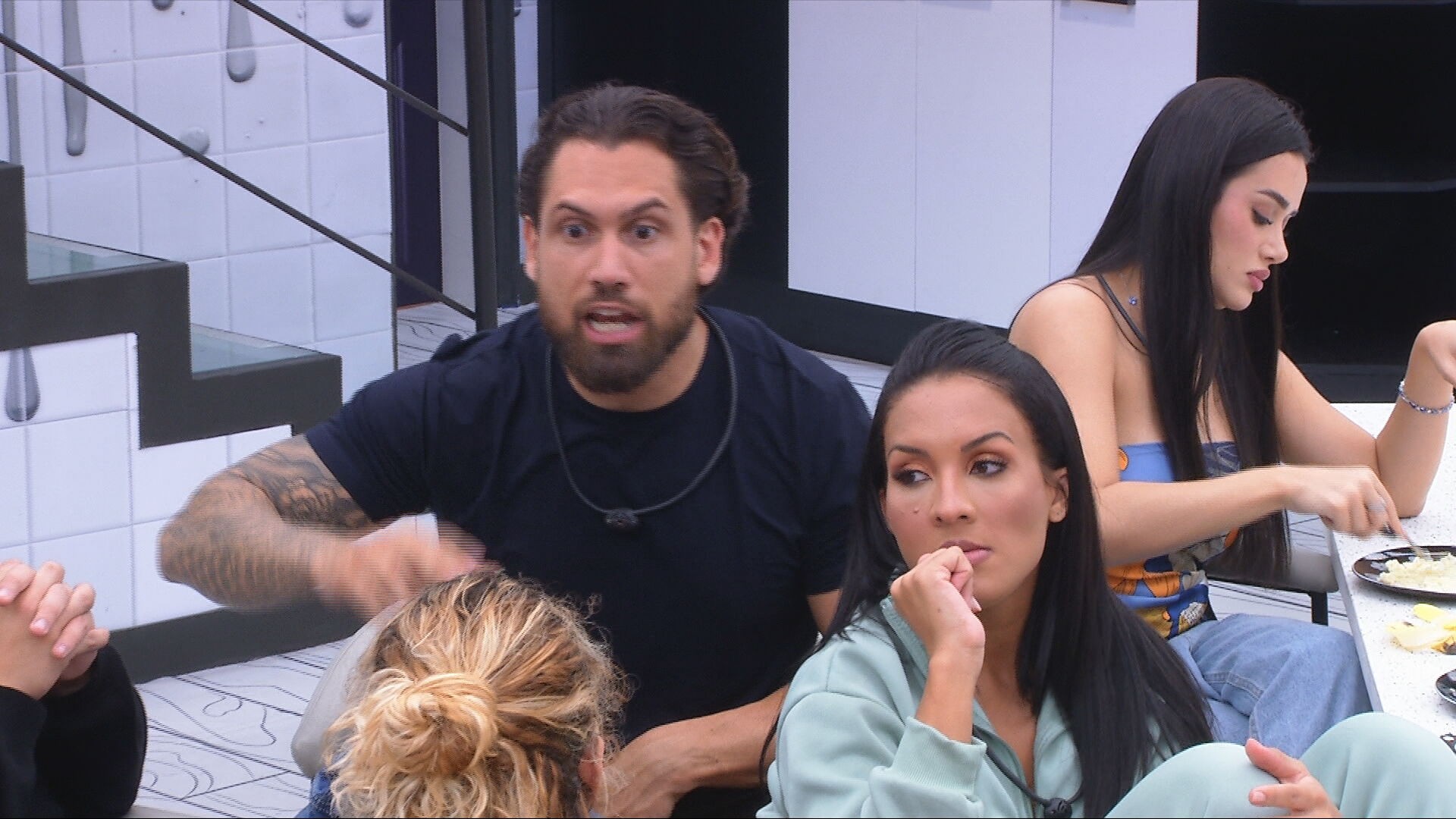 Brigido opina sobre Juliano Floss no BBB 26: 'Ele está de férias aqui'