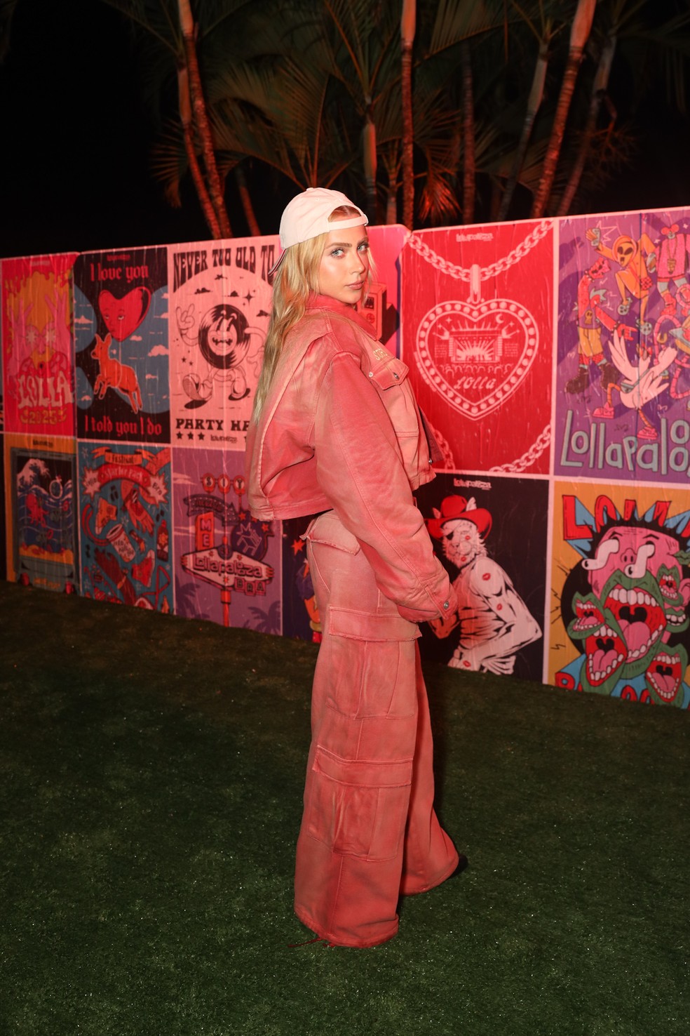 Jade Picon usa look streetwear de R$10 mil para curtir