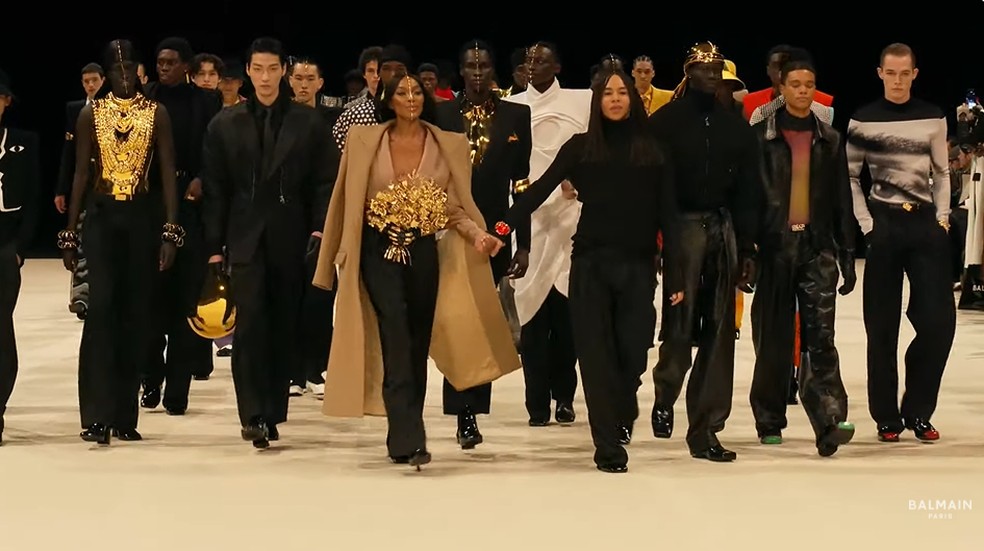 Naomi Campbell retorna às passarelas e encerra desfile da Balmain