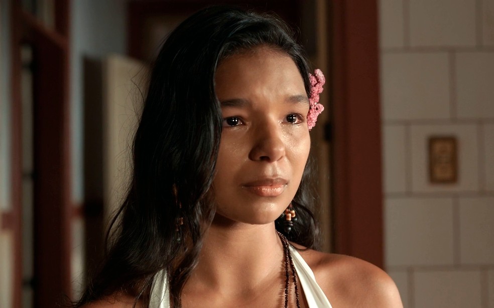 Ritinha (Mell Muzzillo) fica furiosa quando fica sabendo que Damião (Xamã) foi até a vila — Foto: Globo