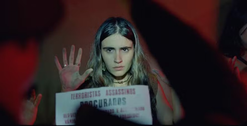 Ainda Estou Aqui: cena em que Vera (Valentina Herszage) é abordada pela polícia — Foto: Globoplay