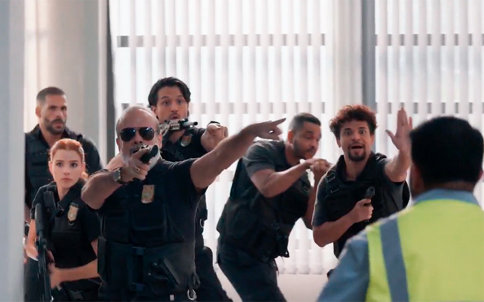 Paulinho e parceiros policiais invadem a casa de farinha de Ferette em Três Graças — Foto: Globo