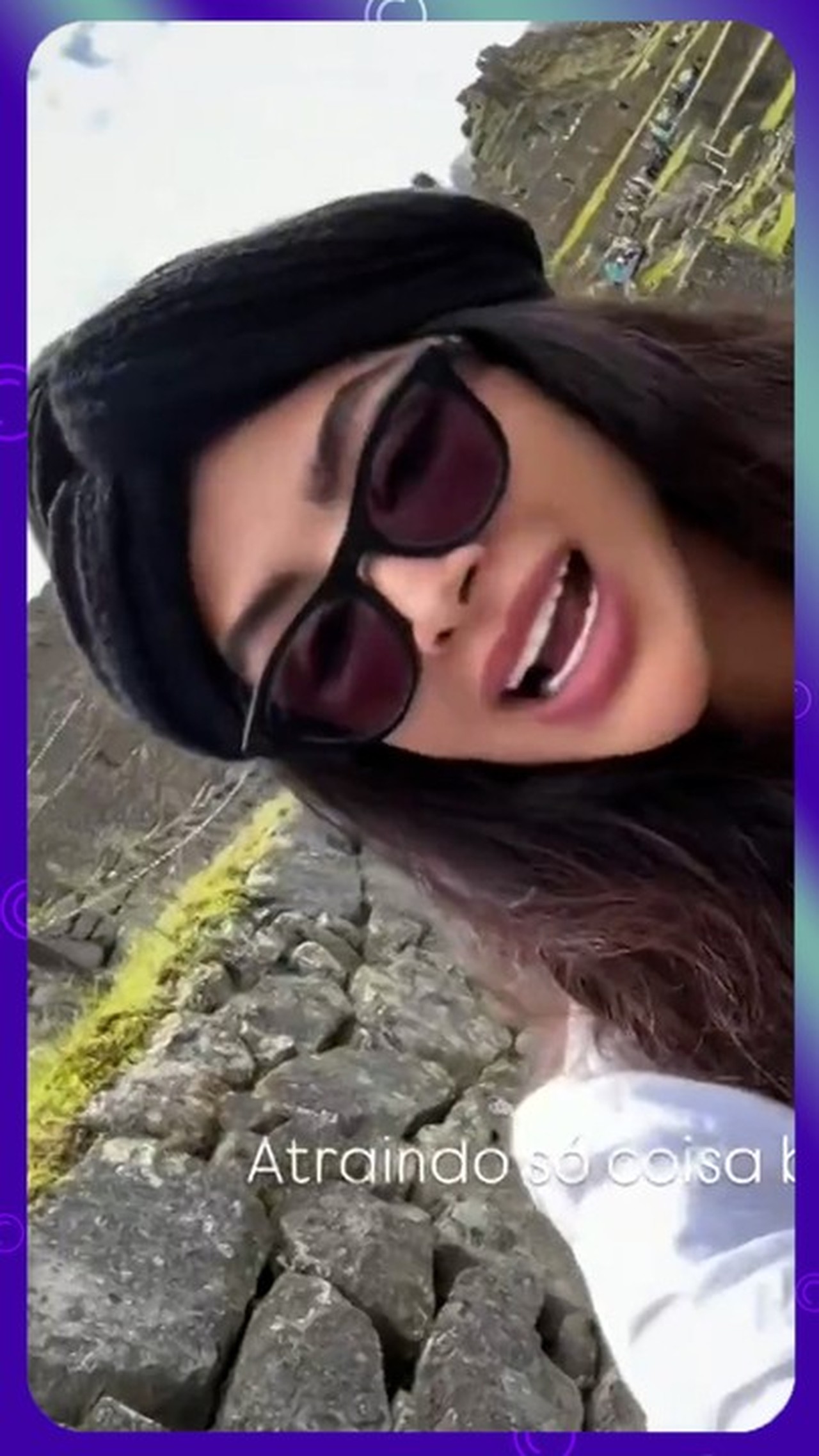 Aline Campos posa com namorado em viagem e se declara: 'Me encanta a cada minuto'