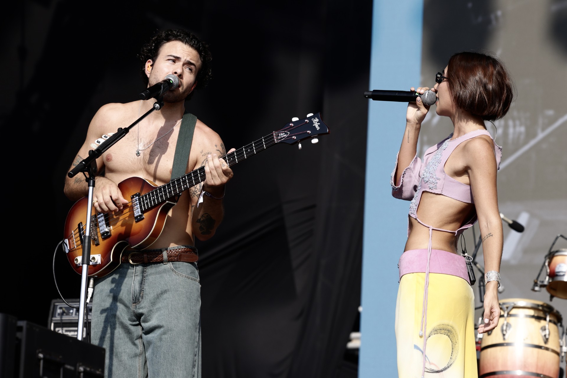 Pedro Calais faz show do Foto em Grupo sem camisa e internet se derrete: 'Lindo na minha TV'