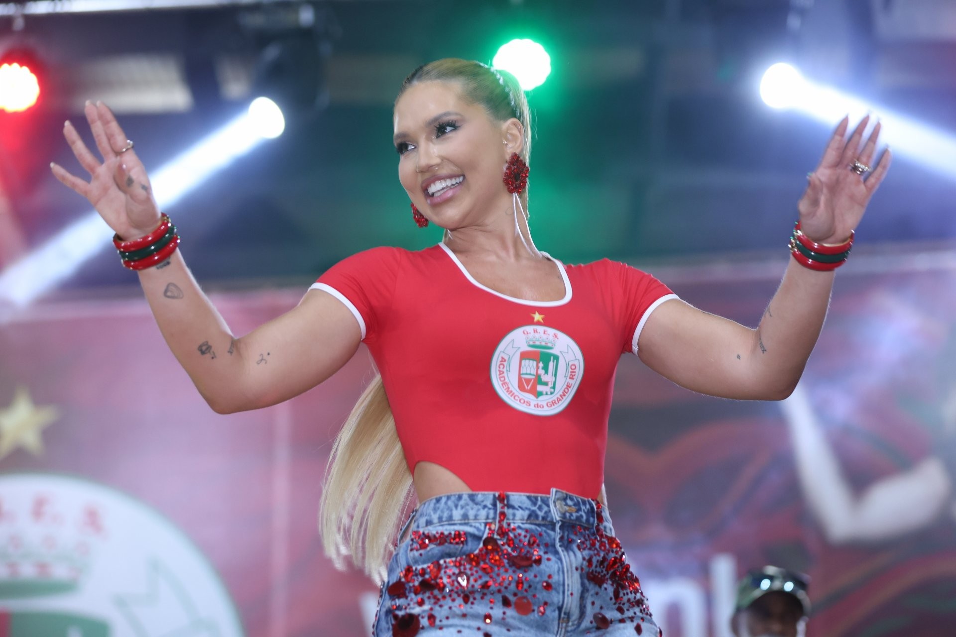 Virginia Fonseca aposta em body e shortinho para ensaio da Grande Rio