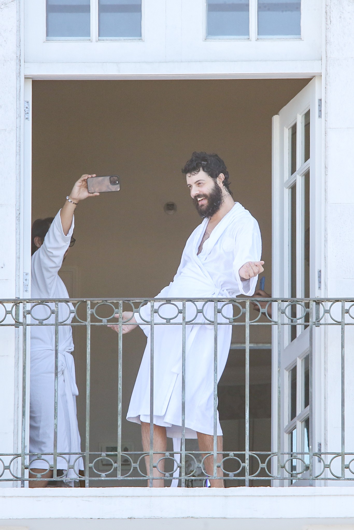 Carnaval fora de época! Fãs de Lady Gaga ‘param’ Praia de Copacabana