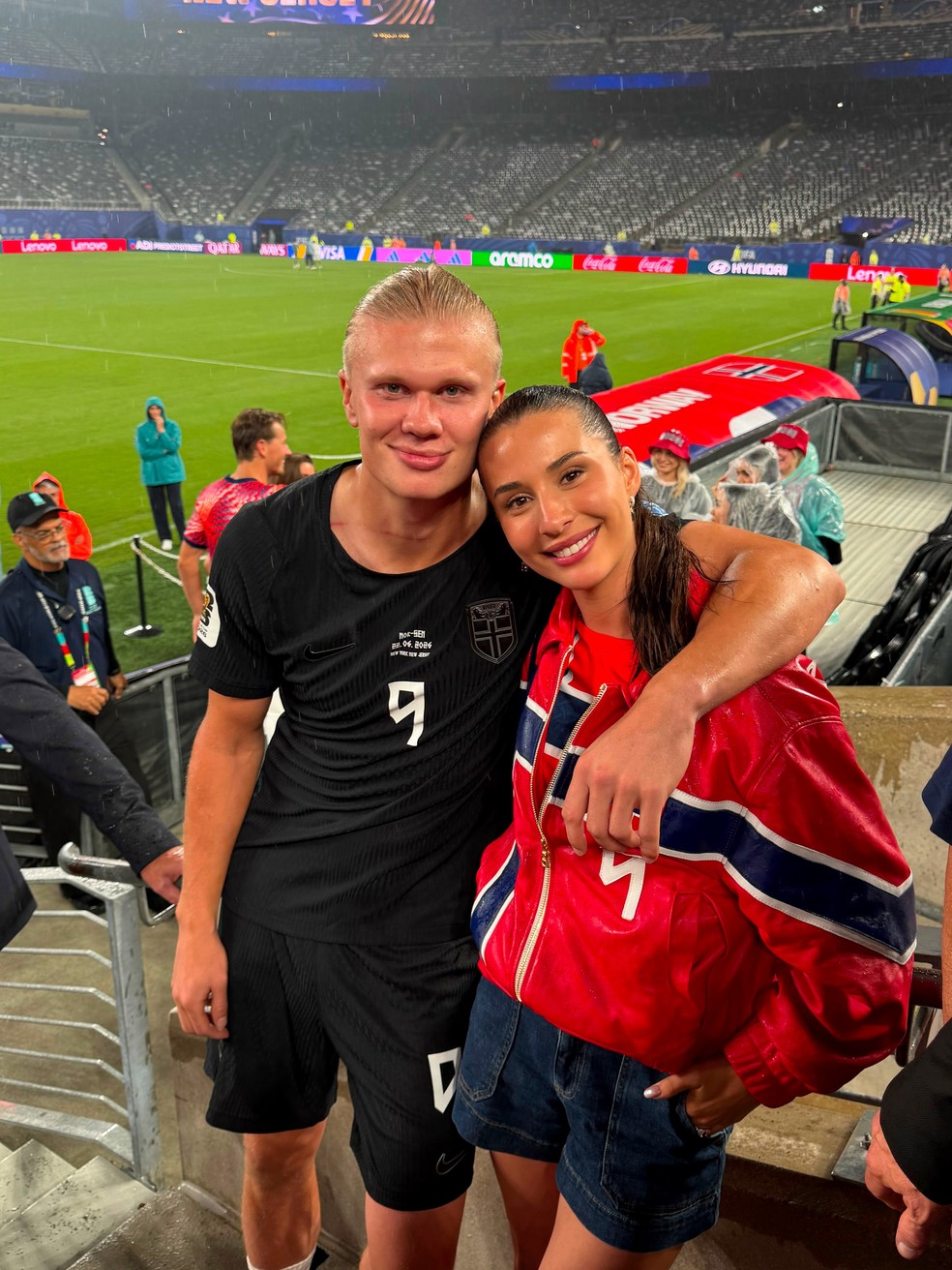 Namorada de Haaland comemora classificação da Noruega com álbum de fotos ao lado do jogador e família — Foto: Instagram