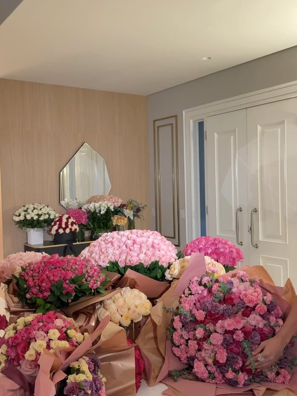 Andressa Suita comemora aniversário em família com festa repleta de flores — Foto: Reprodução/Instagram