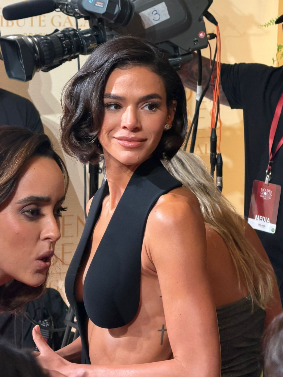 Com look ousado, Bruna Marquezine apresenta Golden Globes Tribute Brazil e fala sobre Oscar: 'Honra'