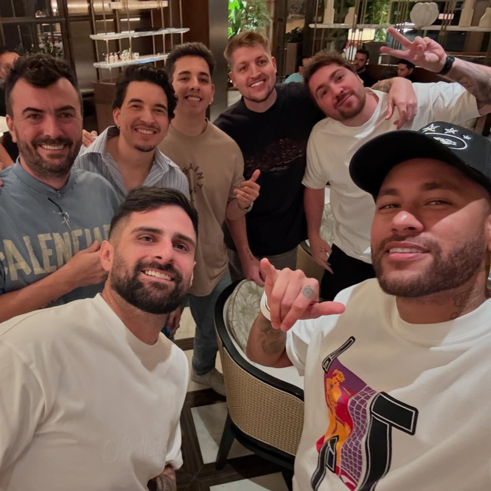 Neymar posa com amigos — Foto: Reprodução/Instagram