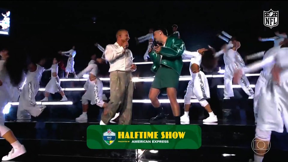 Pedro Sampaio e Ricky Martin agitam público em show no intervalo de jogo da NFL no Rio — Foto: Globo