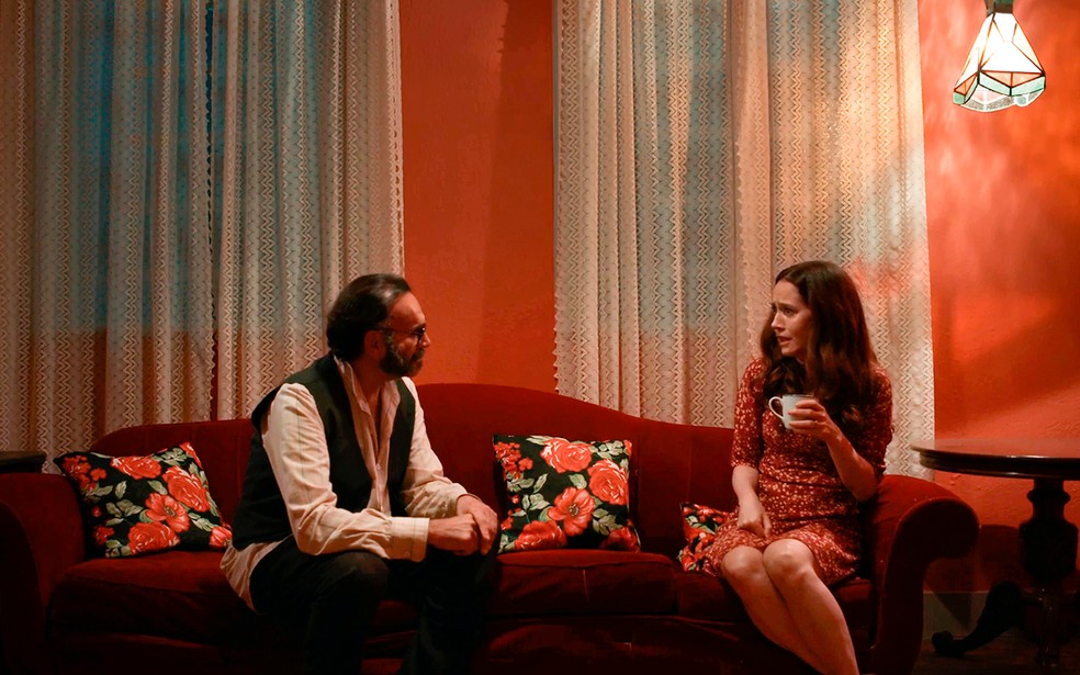 Rachid (Almir Sater) surpreende Dona Patroa/Iolanda (Camila Morgado) com proposta ousada - Renascer — Foto: Globo