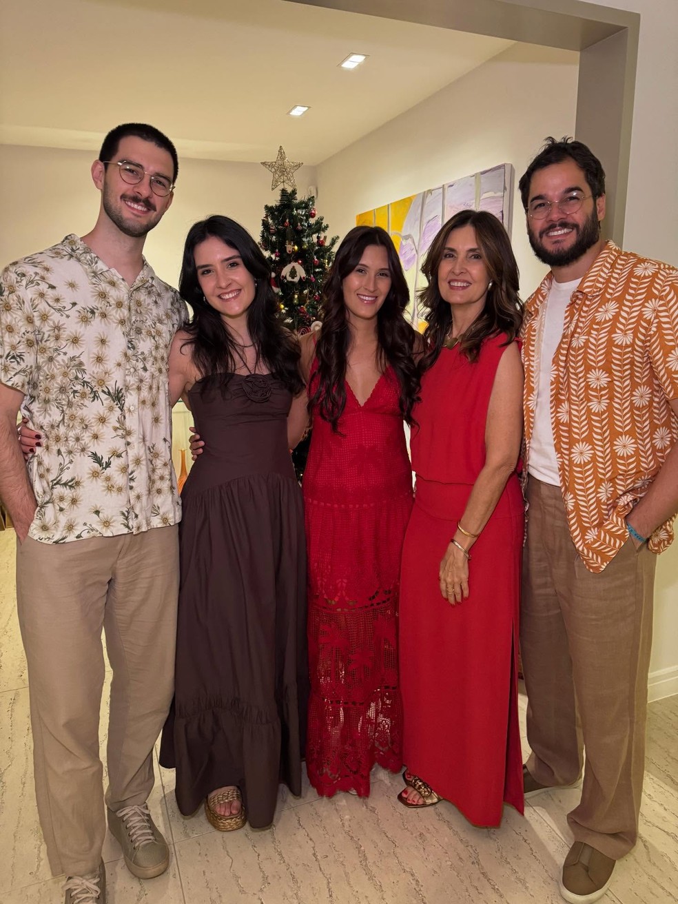 Fátima Bernardes com os filhos e o namorado — Foto: Reprodução Instagram