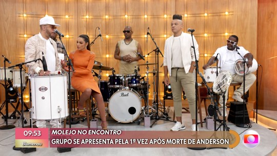 Molejo faz primeira apresentação na TV após morte de Anderson Leonardo, que ganha homenagens