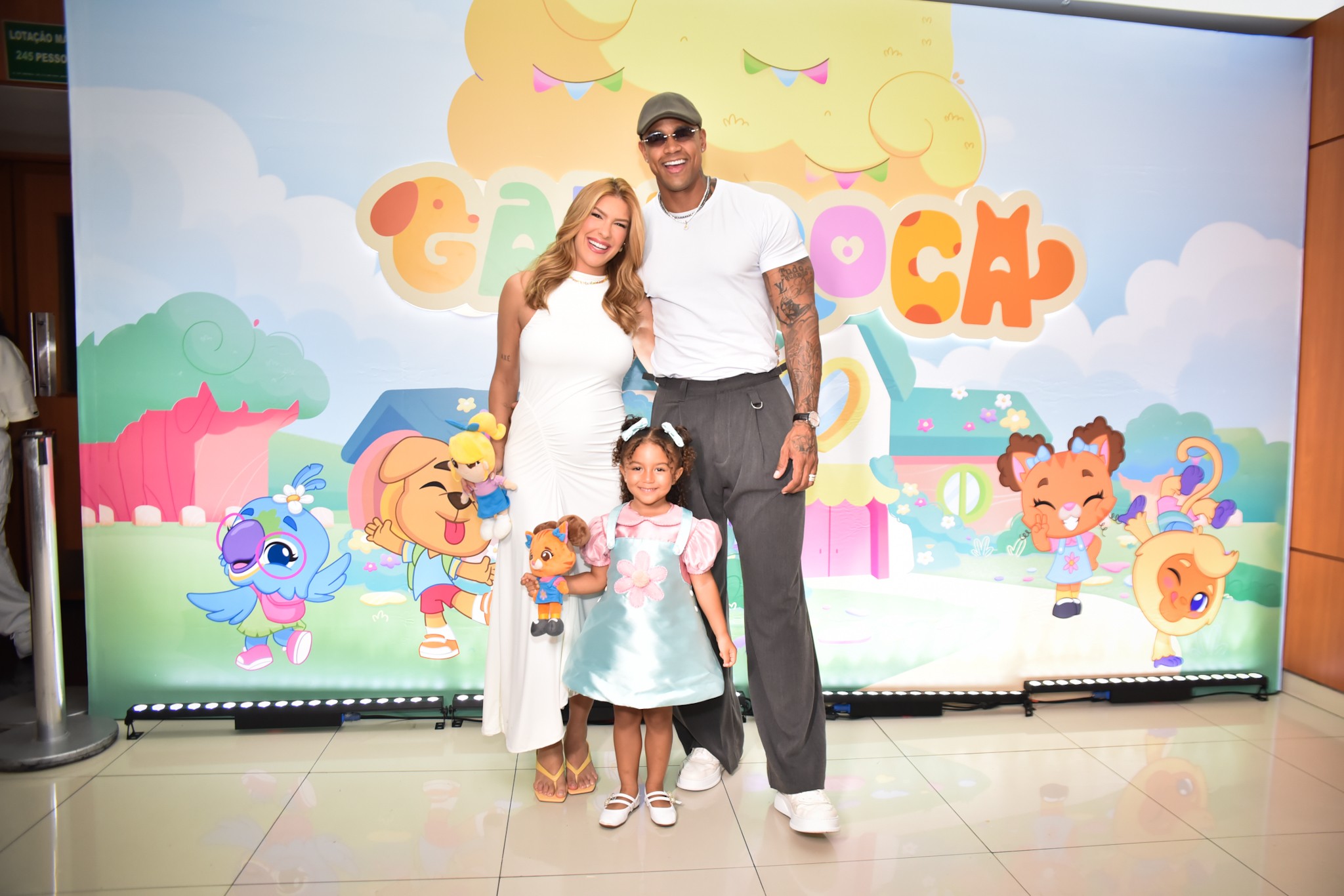 Grávida, Lore Improta posa ao lado de Leo Santana e da filha, Liz, em lançamento de projeto infantil