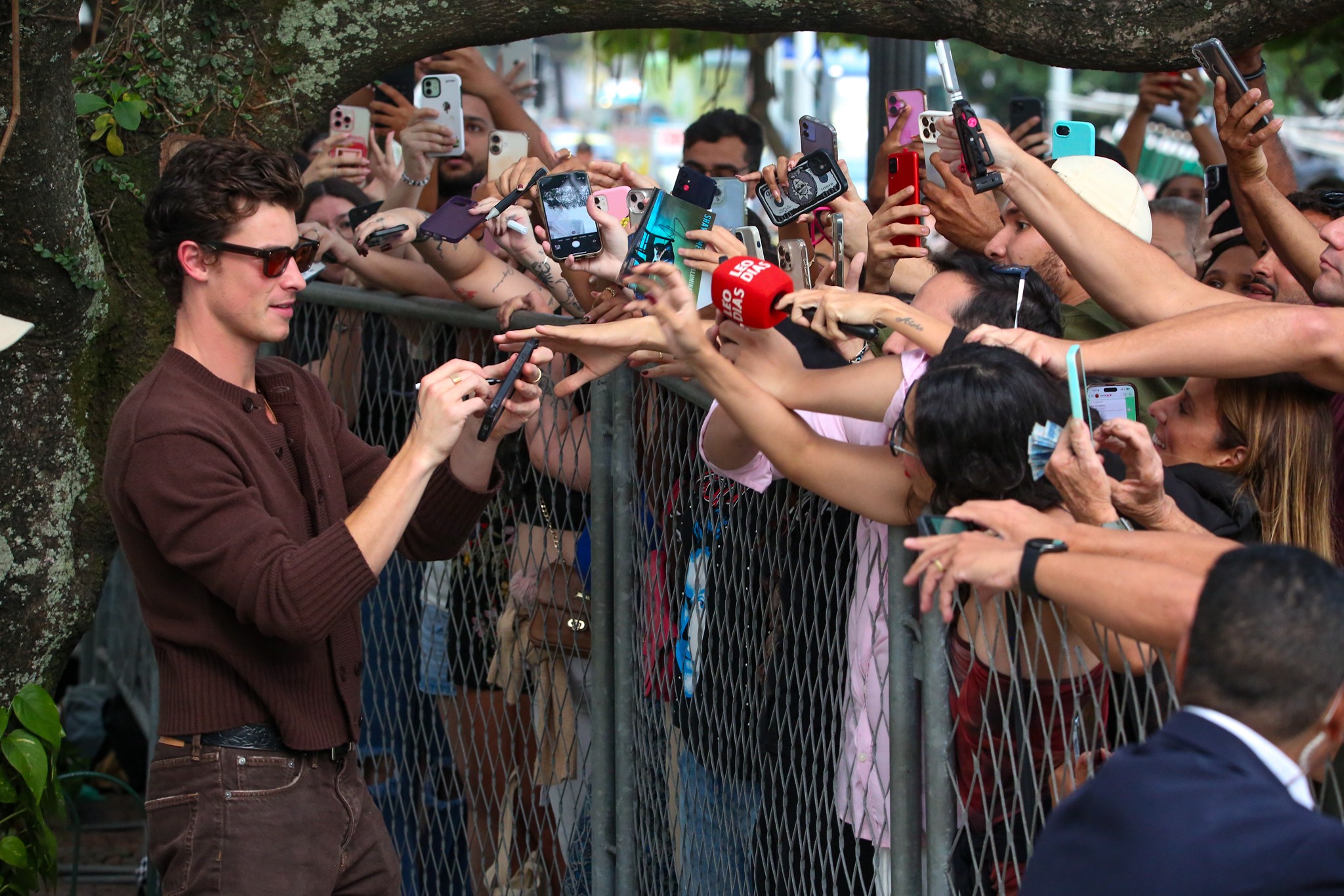 Em mais um dia no Rio, Shawn Mendes volta a atender fãs na porta de hotel