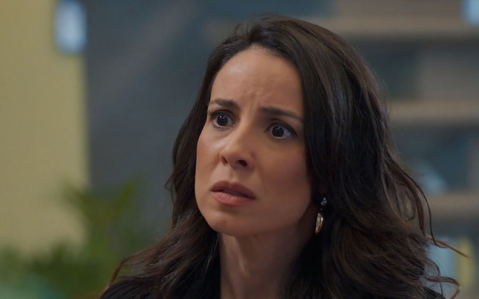 Em Três Graças, Zenilda flagra Arminda na sua cama com Ferette — Foto: Globo