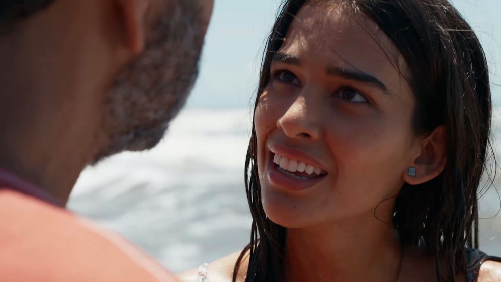 Mariana e José Inocêncio tomam banho de mar em Ilhéus, em Renascer — Foto: Globo