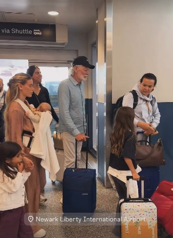 Com grupo de 20 pessoas, família de Marquinhos embarca para Miami: 'Perrengue chique'
