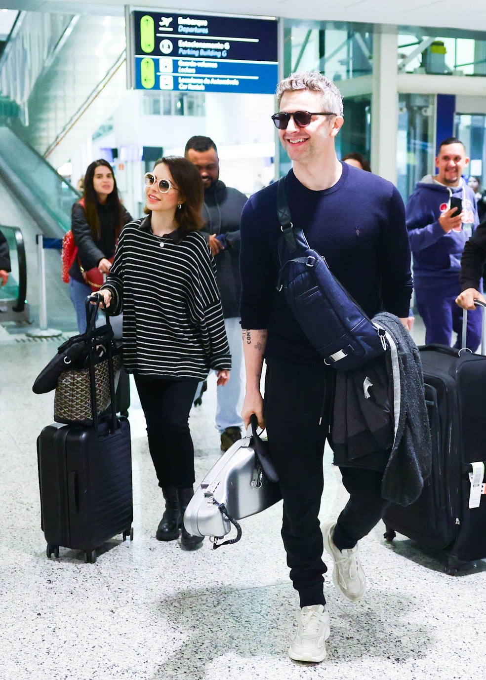 Sandy e Lucas Lima desembarcam juntos — Foto: Manu Scarpa/Brazil News