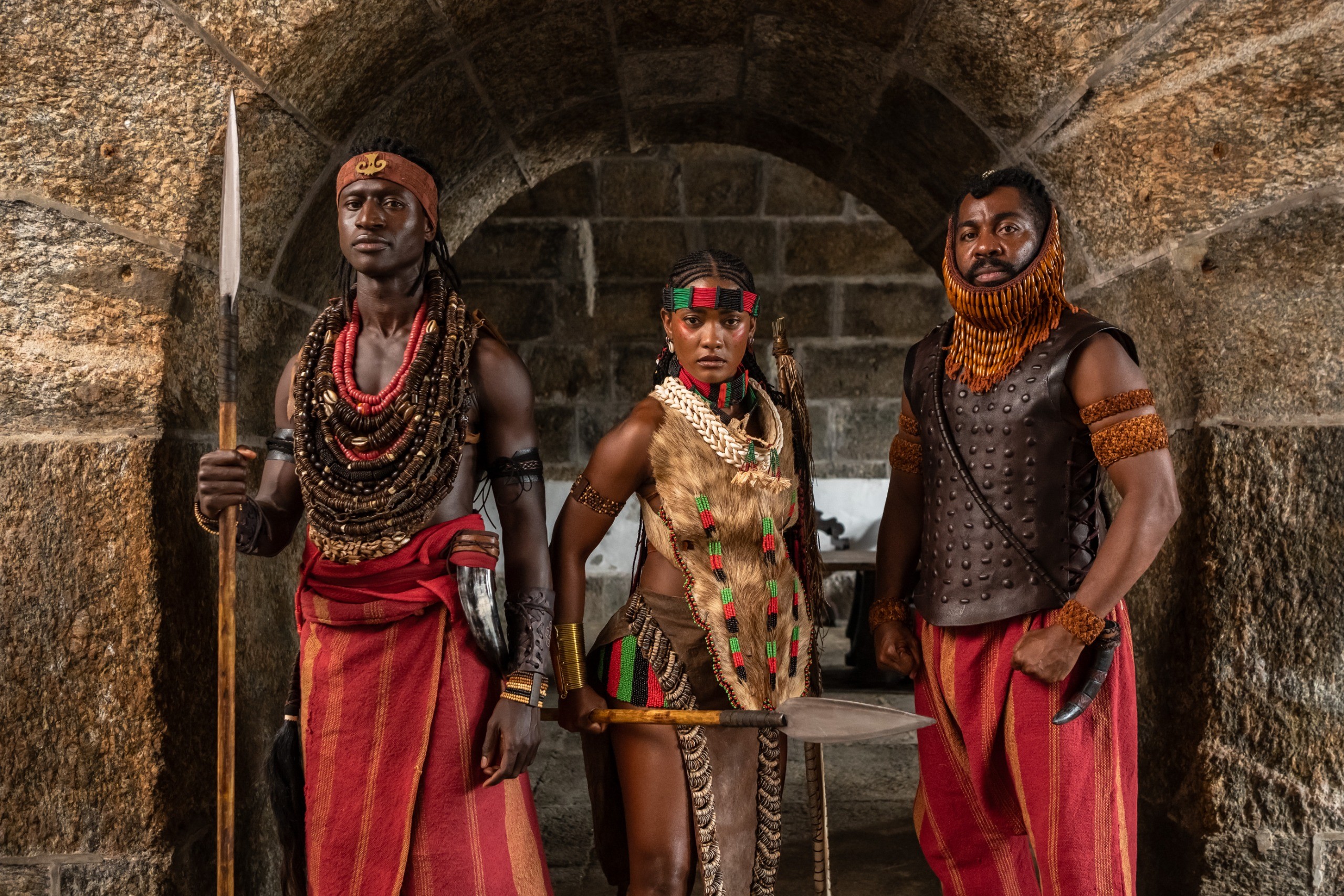 Niterói vira reino africano para gravações de A Nobreza do Amor, com Lázaro Ramos e Érika Januza; veja