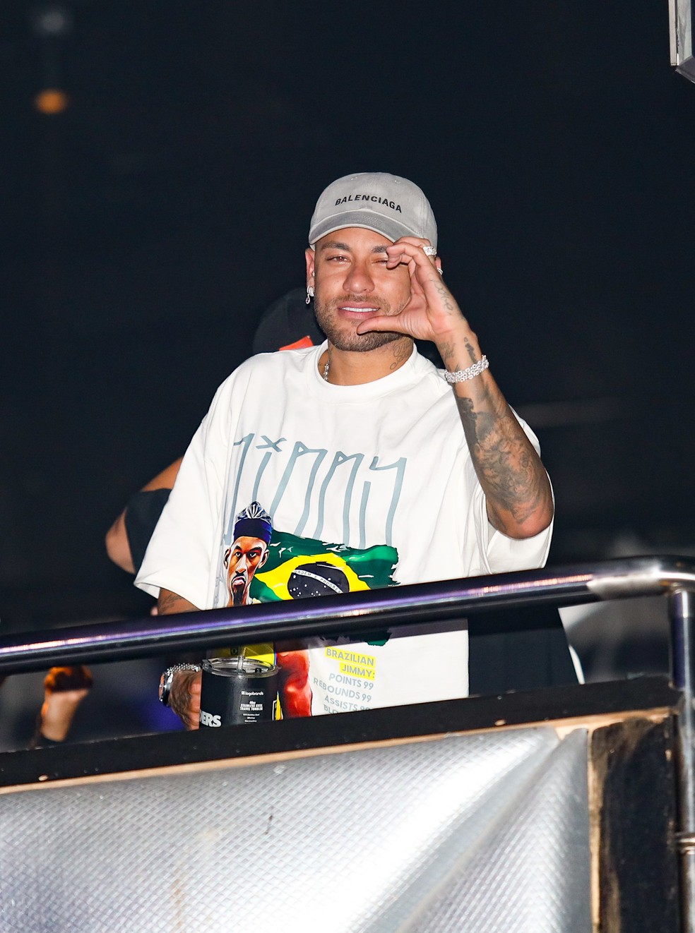Neymar manda um 'coração' para fotógrafo — Foto: Brazil News