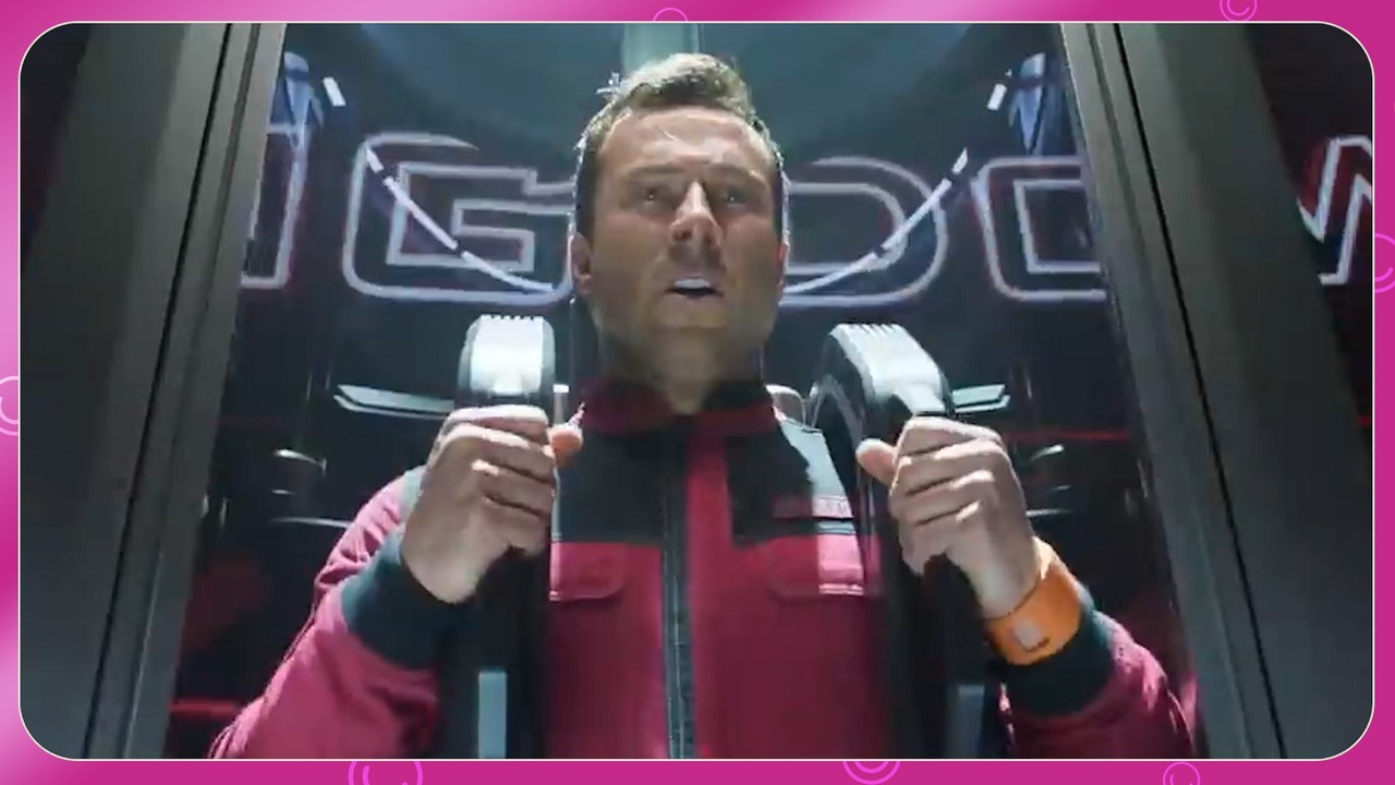 'O Sobrevivente': filme de Arnold Schwarzenegger ganha remake com Glen Powell; veja o que mudou