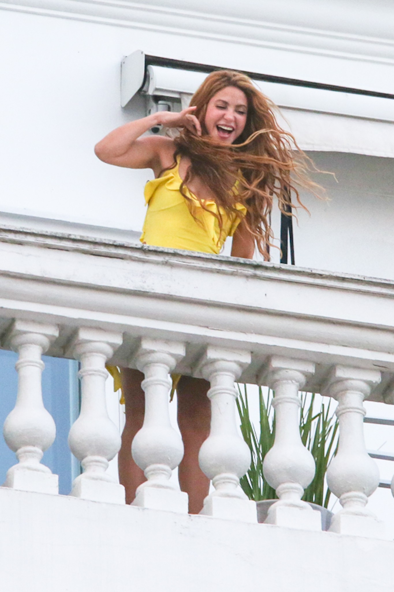 Shakira posta fãs na porta de hotel e se declara: 'Amo vocês'