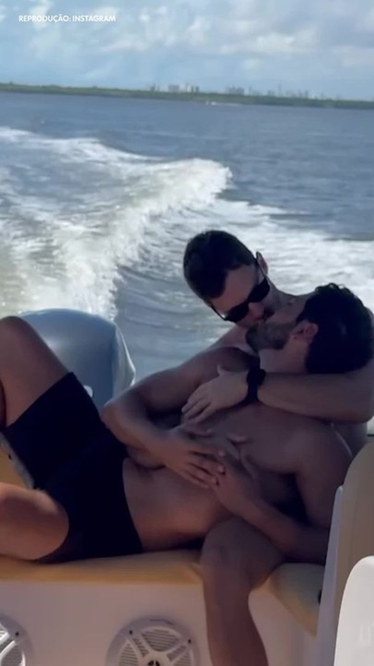 Bruno Fagundes posa em clima de romance com affair que beijou no Lollapalooza: 'Peito Cheio'