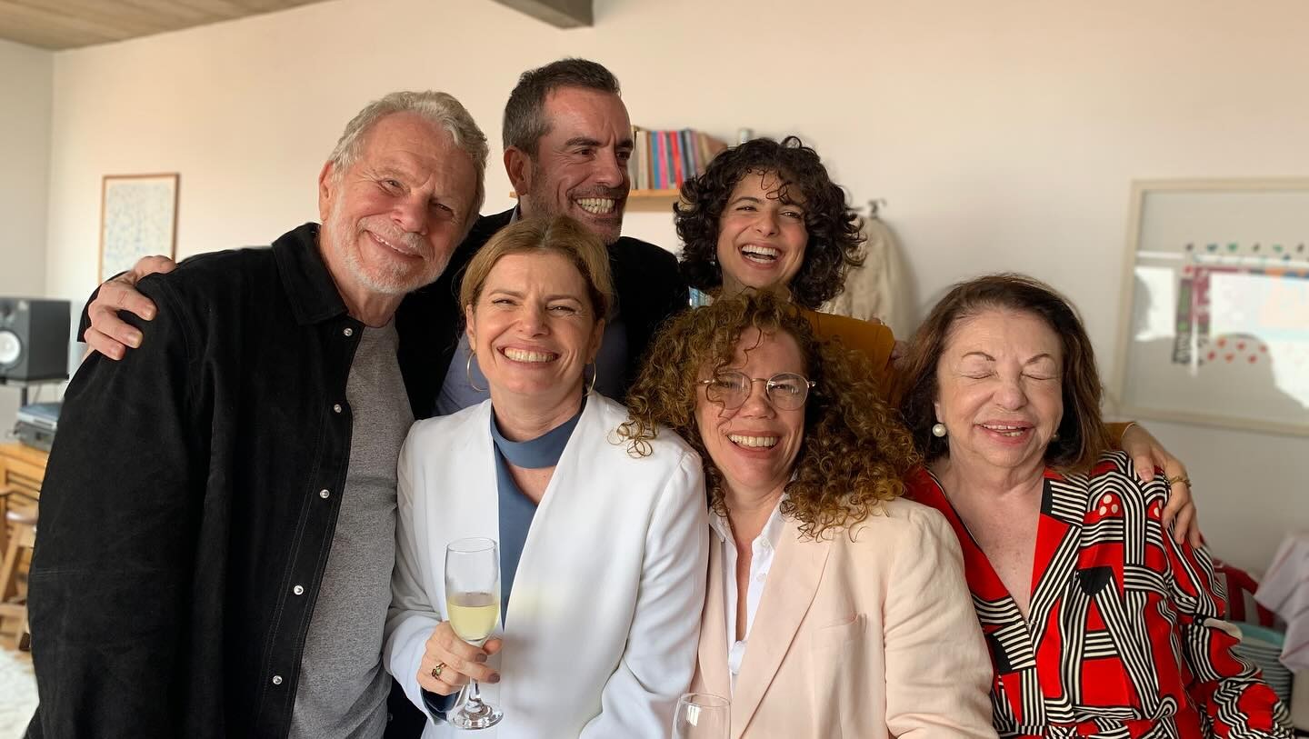 Debora Bloch se emociona com surpresa dos filhos e do pai na TV; veja quem é quem na família estrelada da atriz