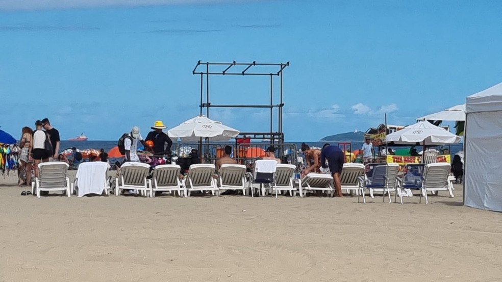 Ambulantes oferecem produtos para dançarinos de Lady Gaga, na Praia de Copacabana — Foto: Matheus Dezotti /gshow