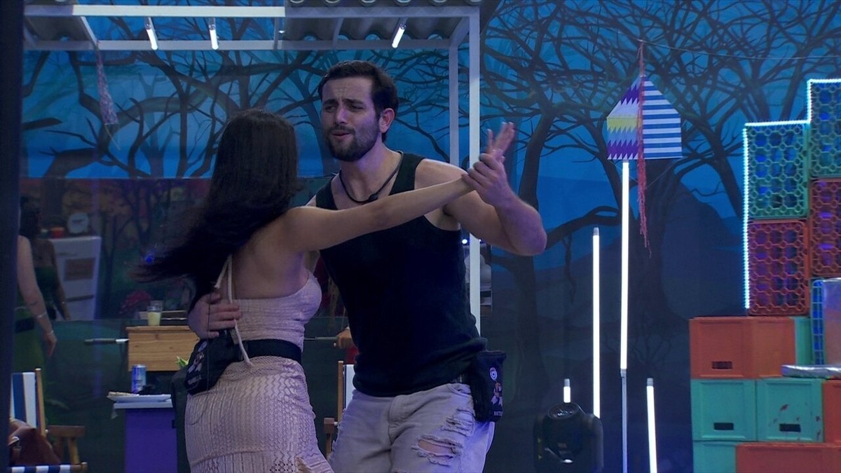 Matteus, do BBB 24, chama Isabelle para dançar; ela hesita, mas acaba ...