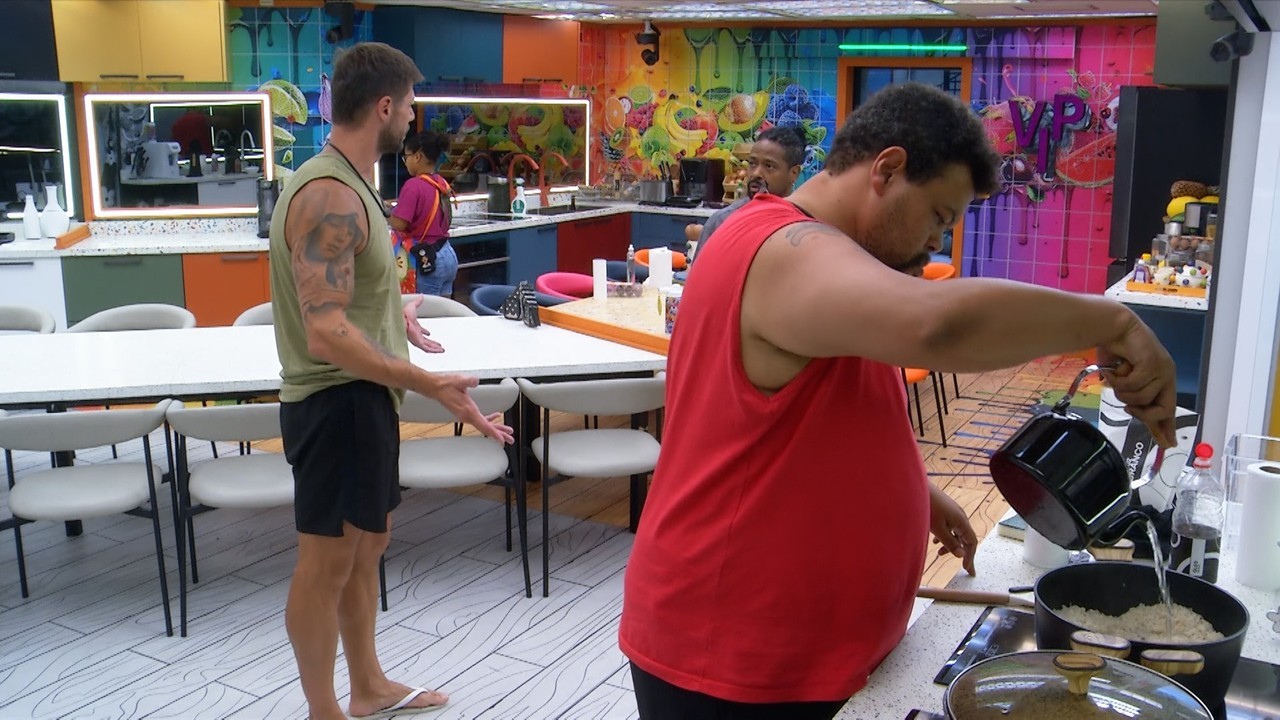Babu e Leandro discutem com Jonas na cozinha do BBB 26: 'Comida não é jogo, é sobrevivência'
