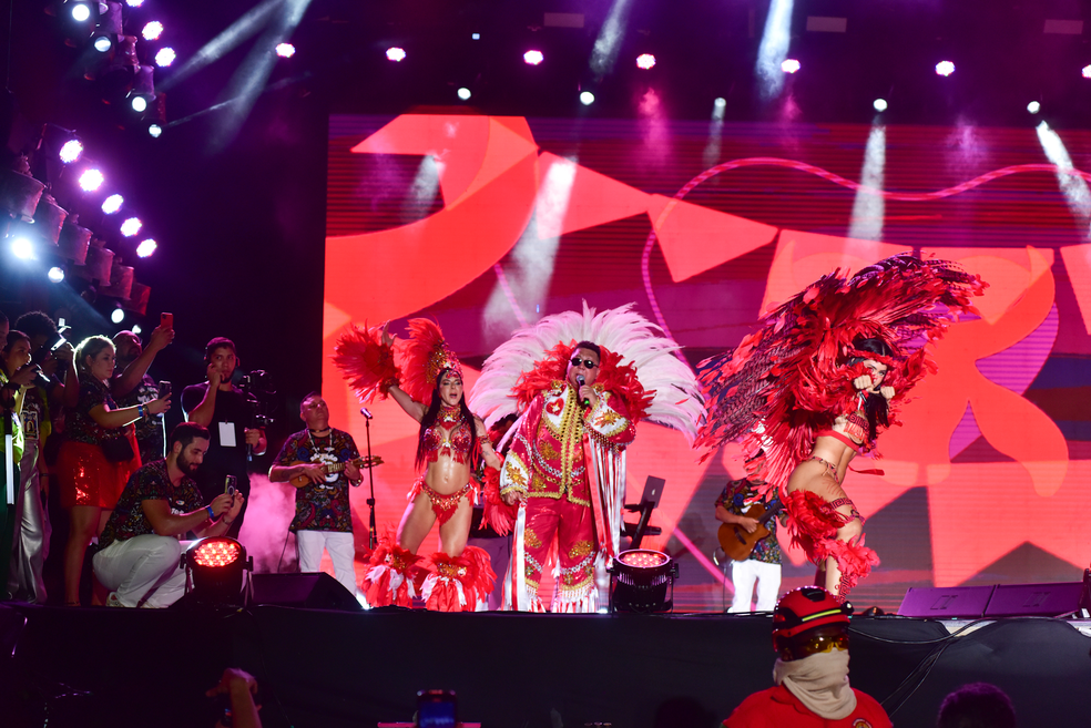 Isabelle 'lança' a flecha em apresentação com o Boi Garantido — Foto: AgNews