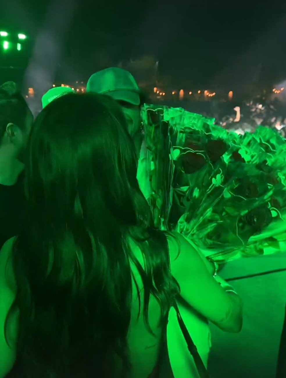 Rafa Kalimann recebe flores de Nattan em show — Foto: Reprodução/Redes Sociais
