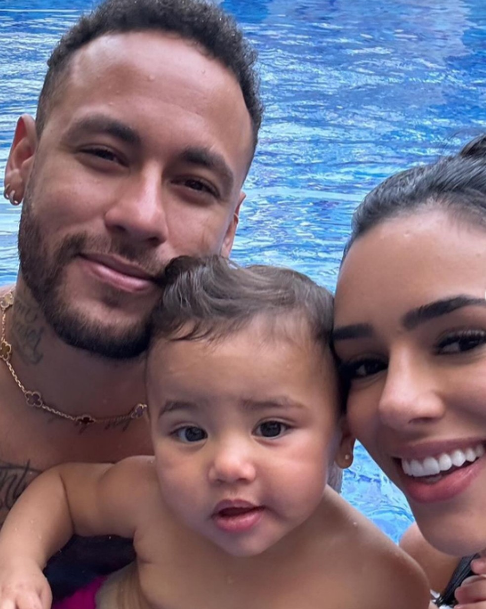 Neymar chia sẻ khoảnh khắc thư thái bên cô con gái út Mavie và vợ Bruna Biancardi - Ảnh: Reproduction/Social Networks