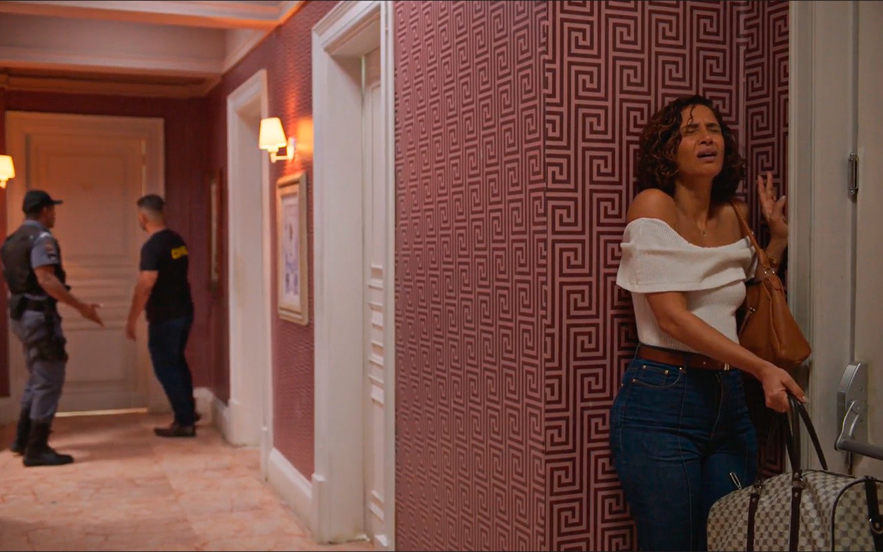 Dona de Mim: Ellen foge da polícia e leva Sofia com ela