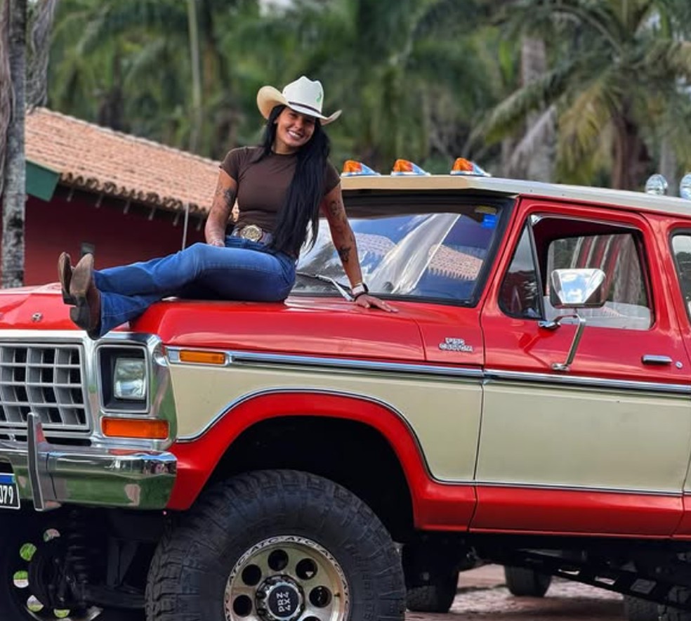Ana Castela posa em caminhonete considerada raridade — Foto: Reprodução/Instagram