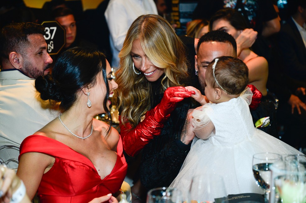 Adriane Galisteu chơi cùng Mavie, con gái của Bruna Biancardi và Neymar - Ảnh: Brazil News