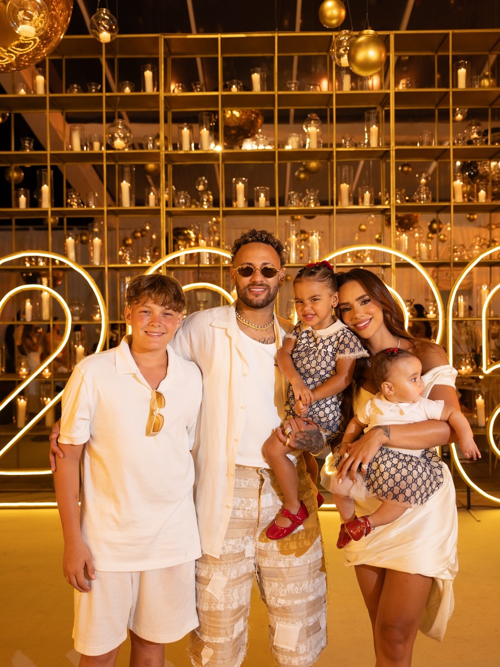 Burna Biancardi e Neymar com as filhas dele, Mavie e Mel, e também com o primogênito do atacante, Davi Lucca — Foto: Instagram