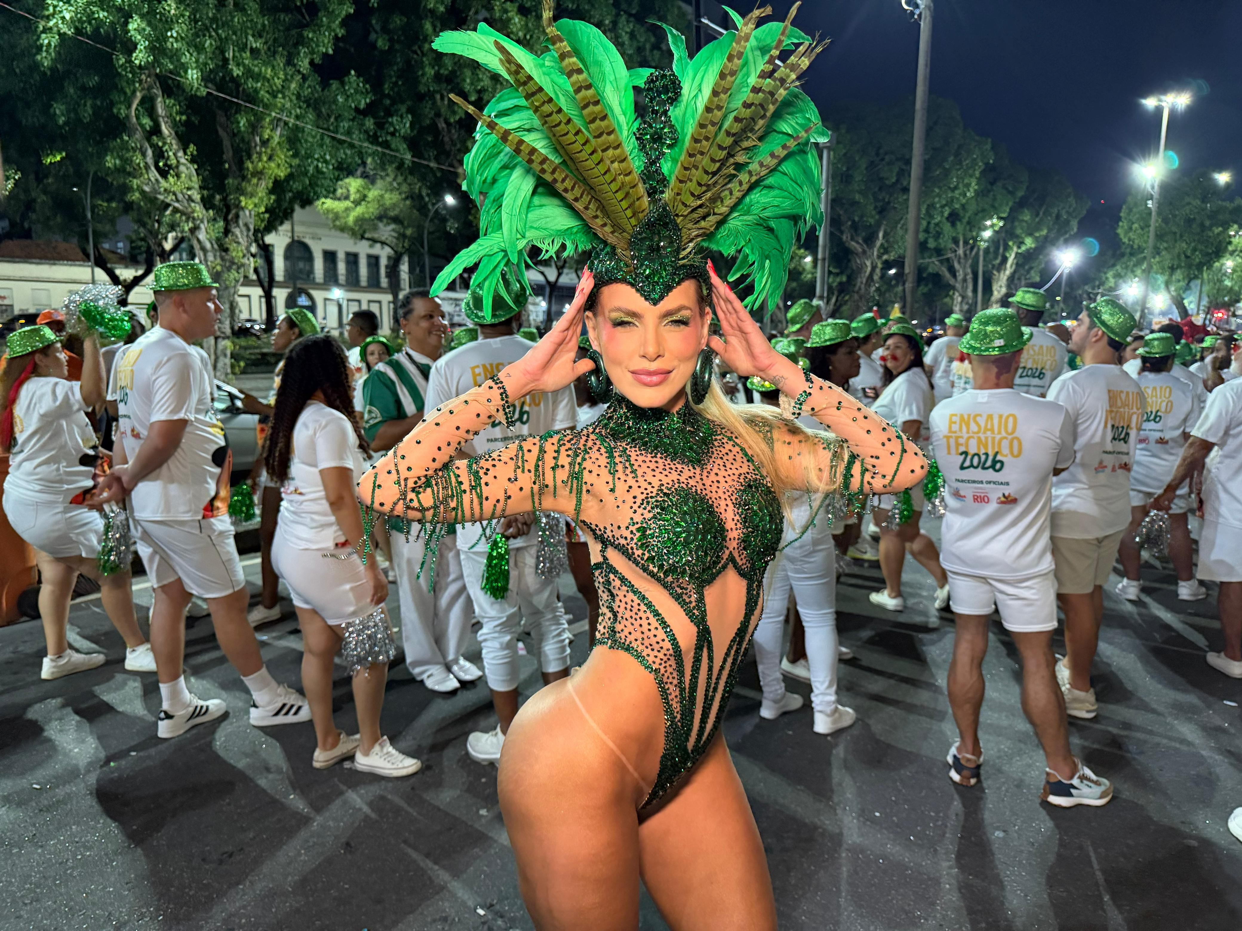 De body super cavado em ensaio técnico na Sapucaí, Erika Schneider revela truque para se sentir poderosa