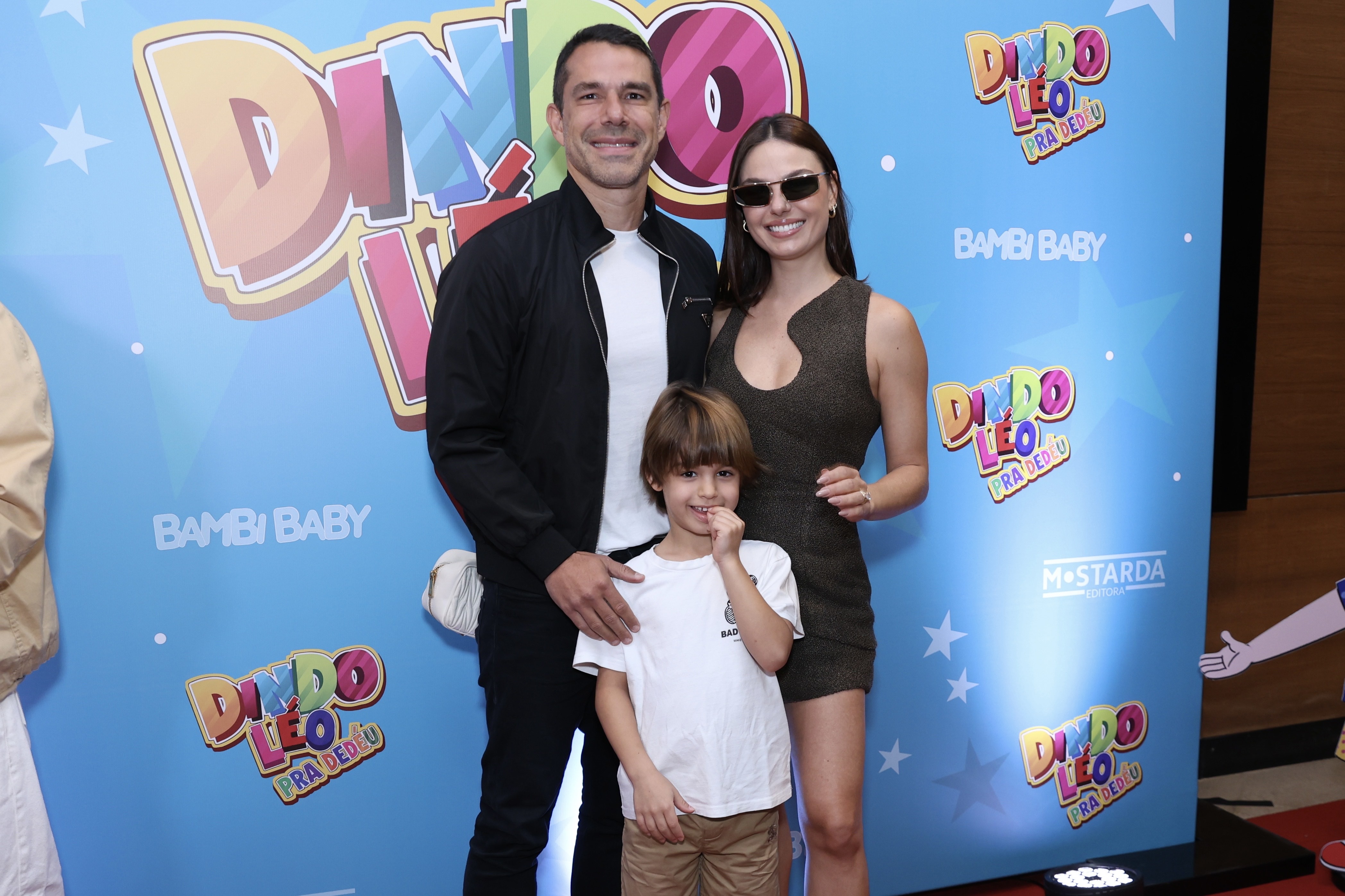 Isis Valverde vai com Marcus Buaiz e o filho, Rael, em pré-estreia de série