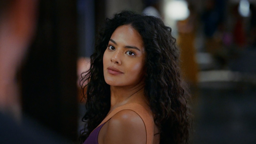 No Rio de Janeiro, Maria de Fátima (Bella Campos) reencontra César (Cauã Reymond) em Vale Tudo — Foto: Globo