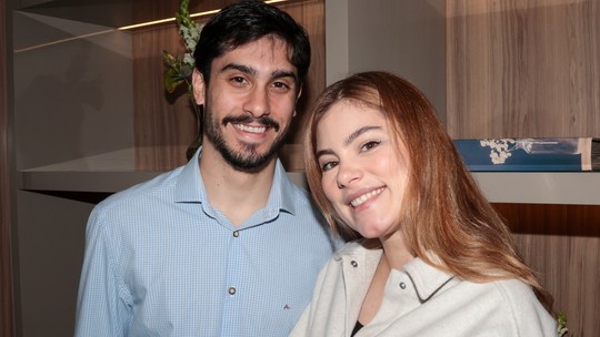 Bruna Ham deixa maternidade com o filho Joaquim e o marido Leo Feltrim