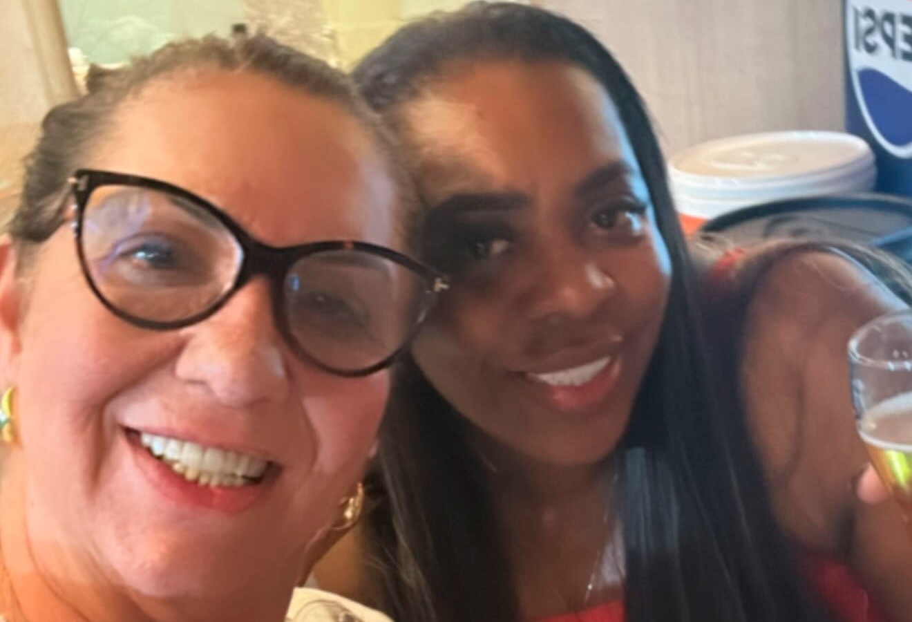 Mãe de Virginia Fonseca posta foto ao lado da mãe de Vini Jr. e diz: 'Nova amizade'